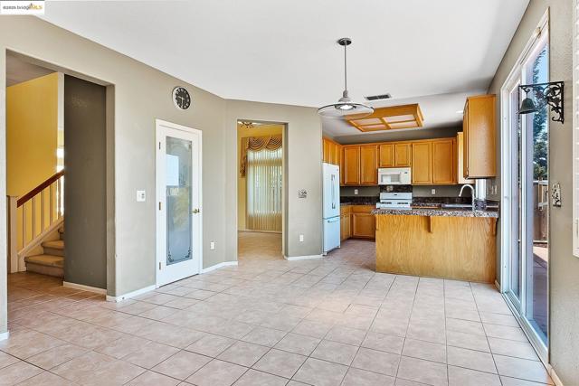 2 Quiet Path Ct, Pittsburg CA: https://media.crmls.org/mediaz/02b8f068-d453-4965-a678-fa3c725fb14d.jpg