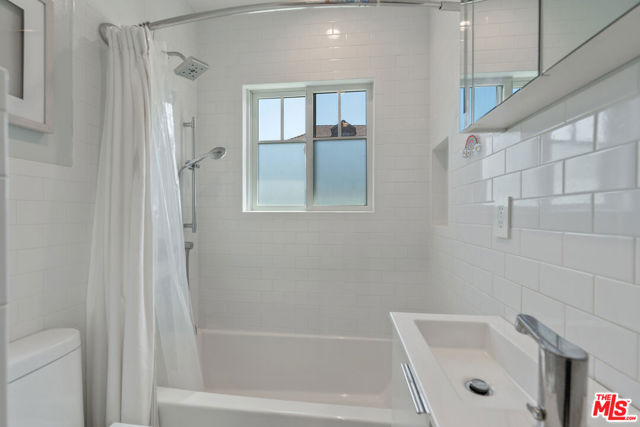 1152 S Windsor Boulevard, Los Angeles CA: https://media.crmls.org/mediaz/02b93594-d891-460f-9d36-747720c8fde4.jpg