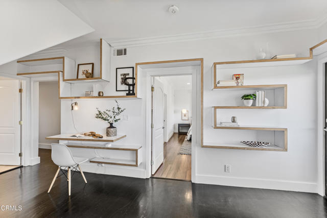 453 Frontenac Avenue, Los Angeles CA: https://media.crmls.org/mediaz/02b9692e-2066-459c-a93e-35ebc0ea17aa.jpg