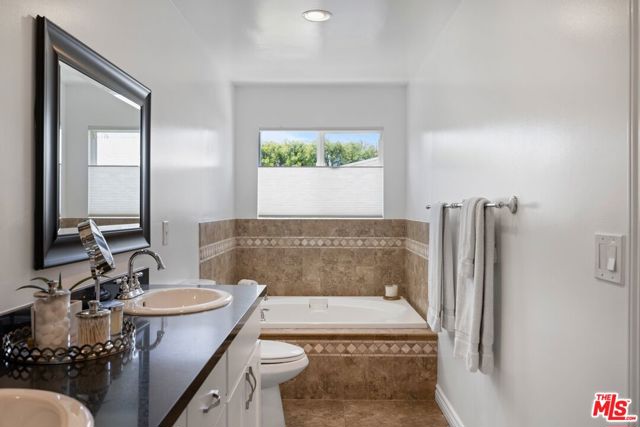 3551 S Bentley Avenue, Los Angeles CA: https://media.crmls.org/mediaz/02ba0bc4-a593-4eec-9ef0-3071ec9c7d8c.jpg
