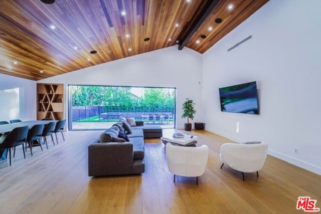 12354 Tiara Street, Valley Village CA: https://media.crmls.org/mediaz/02ba6738-f027-4346-bb8b-16216a8dcc56.jpg