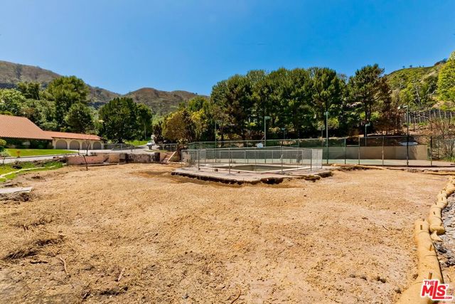 17706 Camino De Yatasto, Pacific Palisades CA: https://media.crmls.org/mediaz/02bbee35-8298-4381-8894-09dfda53e0bf.jpg