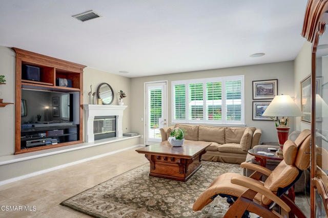 4566 Bluewood Court, Moorpark CA: https://media.crmls.org/mediaz/02bc3123-a360-48d7-ab0f-130cb7a3bc74.jpg