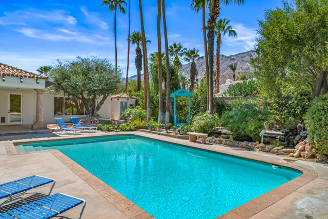 835 N Avenida Palmas, Palm Springs, CA 92262
