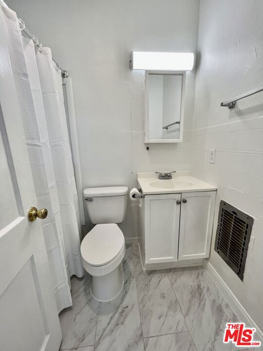 2209 S Ridgeley Drive, Los Angeles CA: https://media.crmls.org/mediaz/02bc55ba-6319-4a14-966f-c2a17c6ba949.jpg