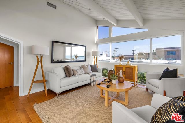 4 Lighthouse Street, Marina del Rey CA: https://media.crmls.org/mediaz/02bcce76-048a-448a-b72b-0e529f0d6394.jpg