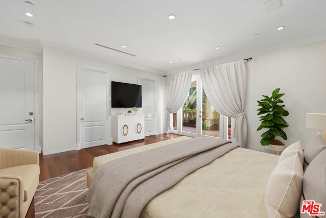 156 S Clark Drive, Beverly Hills CA: https://media.crmls.org/mediaz/02bcee68-a7ce-490c-a8ac-4d19b237c41e.jpg