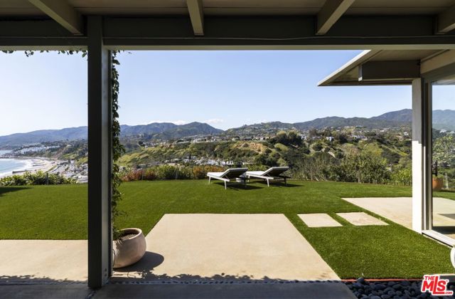 307 Mount Holyoke Avenue, Pacific Palisades CA: https://media.crmls.org/mediaz/02bea613-c71b-4553-abc6-d89a9e9bdefe.jpg
