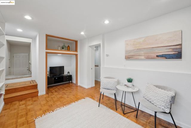 6141 Broadway Ter, Oakland CA: https://media.crmls.org/mediaz/02bf501a-29b4-4277-9874-39d9bffd67f7.jpg