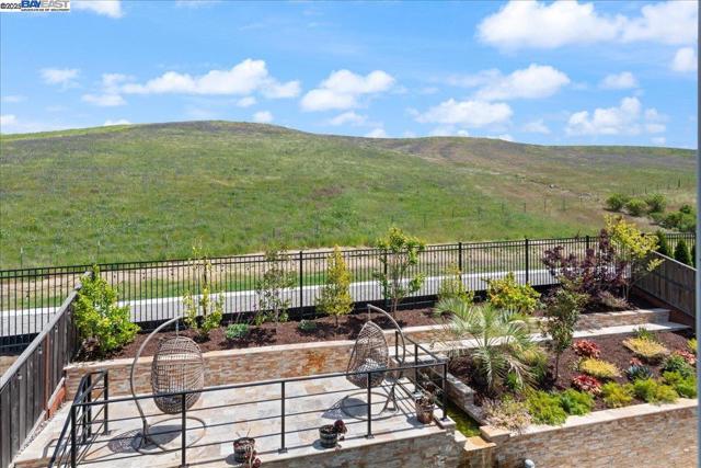 7259 Lembert Hills Dr, Dublin CA: https://media.crmls.org/mediaz/02bf657b-62d3-4995-9fd0-e5e533b35162.jpg