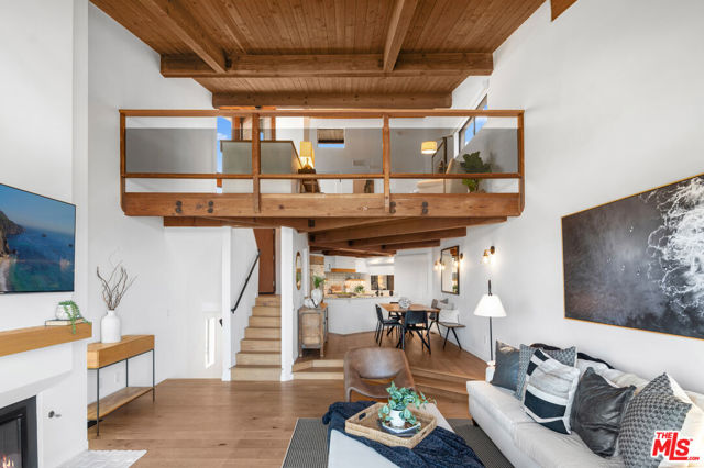 1183 La Mirada Street, Laguna Beach CA: https://media.crmls.org/mediaz/02bf8a15-9894-4c94-aecf-c4f25f52fbbd.jpg