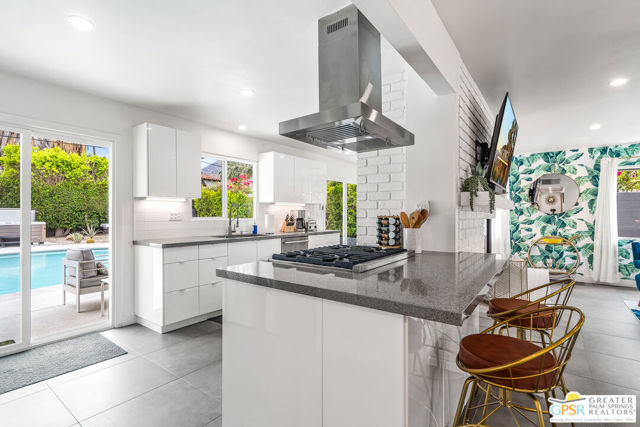 281 E Ocotillo Avenue, Palm Springs CA: https://media.crmls.org/mediaz/02bfca80-88f6-4aed-a088-21c21c55dc24.jpg