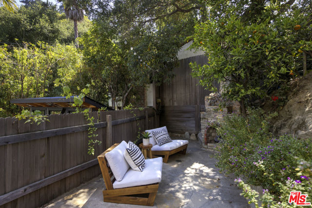 10411 Quito Lane, Los Angeles CA: https://media.crmls.org/mediaz/02bff816-8372-40a3-896f-7a26fb50e56e.jpg