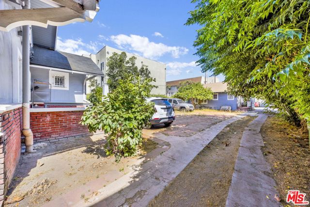 1215 W 39th Place, Los Angeles CA: https://media.crmls.org/mediaz/02c06107-b941-475e-b1f4-3c1ba1958e8c.jpg