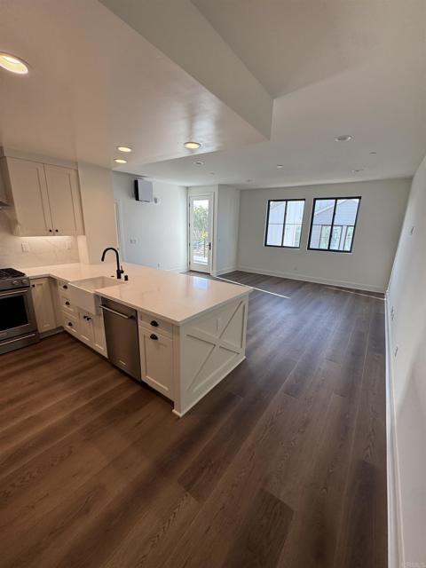 Detail Gallery Image 3 of 16 For 1105 Catania Ct #201,  Encinitas,  CA 92024 - 2 Beds | 2 Baths