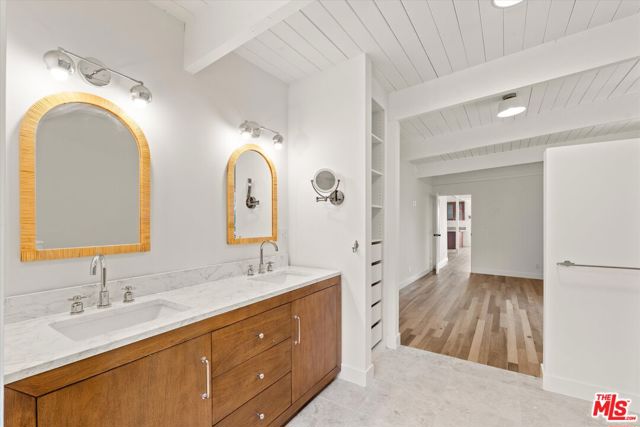4950 Marmol Drive, Woodland Hills CA: https://media.crmls.org/mediaz/02c2e000-0965-4997-8c1e-e4b00e9d2f2e.jpg