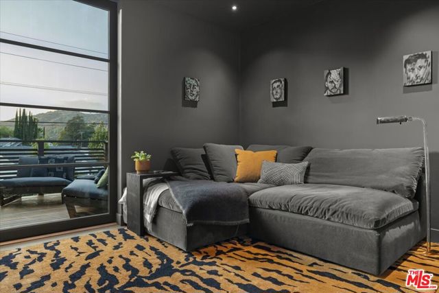 4934 La Roda Avenue, Los Angeles CA: https://media.crmls.org/mediaz/02c32622-cfaf-48a7-ad3f-6f57b885b816.jpg