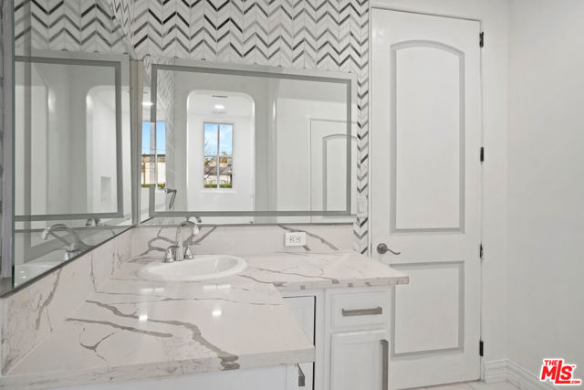 5309 Louise Avenue, Encino CA: https://media.crmls.org/mediaz/02c3ec59-1856-4d56-bbf8-dc5404819d49.jpg