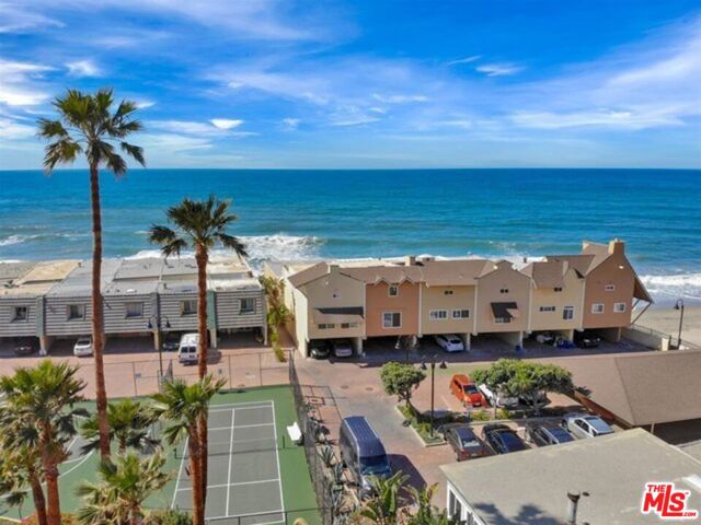 11770 Pacific Coast Highway, Malibu CA: https://media.crmls.org/mediaz/02c5f9bf-0a07-4038-8407-7fd6e334ada2.jpg