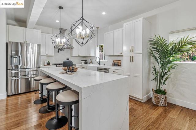 7900 Michigan Ave, Oakland CA: https://media.crmls.org/mediaz/02c6e93d-5b15-421b-9703-4e58285bc6e1.jpg