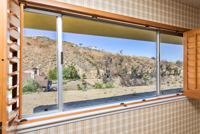 1140 San Clemente Way, Camarillo CA: https://media.crmls.org/mediaz/02c8101b-d32f-4ce1-9f38-8cd8302681be.jpg