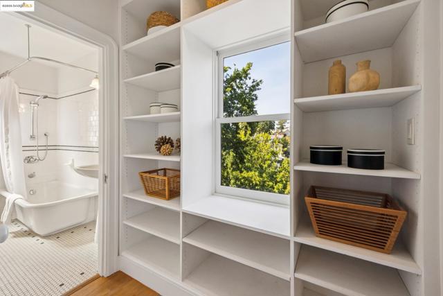 700 Longridge Rd, Oakland CA: https://media.crmls.org/mediaz/02c81ed2-9b49-4866-b12f-373a533cd78d.jpg