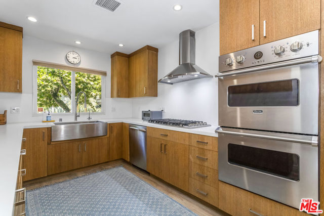 6570 Lakeridge Road, Los Angeles CA: https://media.crmls.org/mediaz/02c95c1c-97bf-4916-ab08-7327181cbf90.jpg