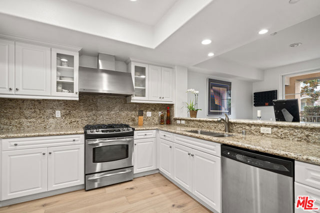 13031 Villosa Place, Playa Vista CA: https://media.crmls.org/mediaz/02c95d77-c5af-4951-bfec-b02b2021f2e1.jpg
