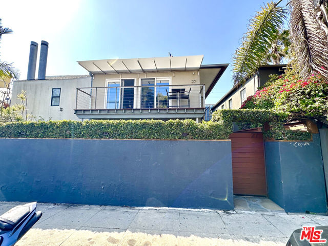 27 18th Avenue, Venice CA: https://media.crmls.org/mediaz/02ca583a-00b0-4f2c-8363-6f872d326dce.jpg