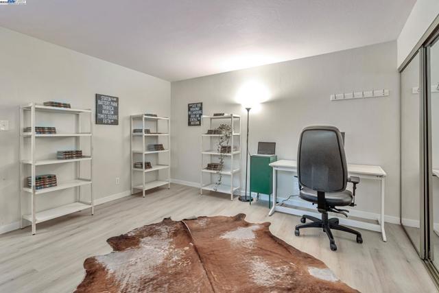 3877 Howe St, Oakland CA: https://media.crmls.org/mediaz/02ca707f-569b-4365-a709-20094ee671d0.jpg