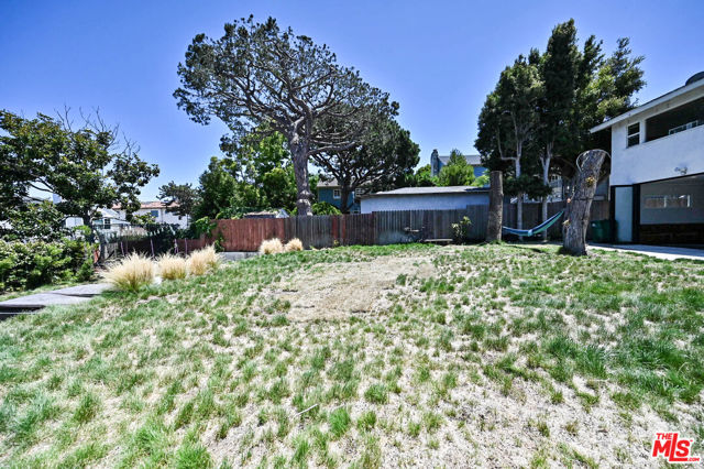 1545 3rd Street, Manhattan Beach CA: https://media.crmls.org/mediaz/02ca8227-16b4-4ae8-a3f6-72e4a53debc9.jpg