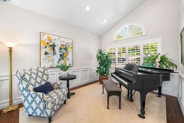 639 Canyon Crest Rd East, San Ramon CA: https://media.crmls.org/mediaz/02cac6a4-79d4-4c0e-a713-f98cfa3d2e6e.jpg