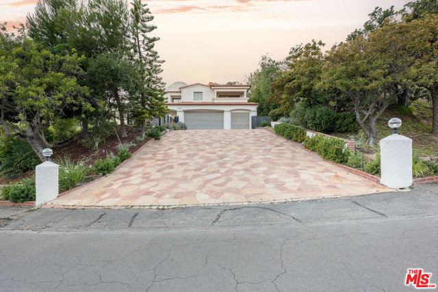 23458 W Moon Shadows Drive, Malibu CA: https://media.crmls.org/mediaz/02cb1978-a924-405b-bde2-473e810dba1d.jpg