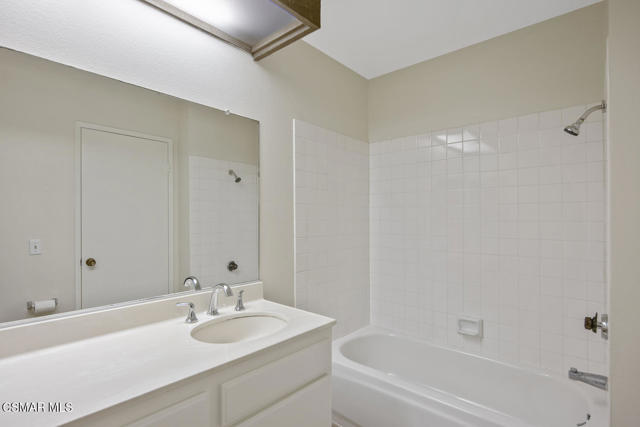 4535 Falkirk Bay, Oxnard CA: https://media.crmls.org/mediaz/02cbc95a-072c-47b2-8d1f-d820a33a10b8.jpg