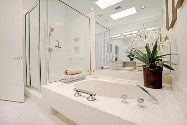 371 Indian Ridge Drive, Palm Desert CA: https://media.crmls.org/mediaz/02ccc7aa-3af1-4425-857b-aa924a1066b7.jpg
