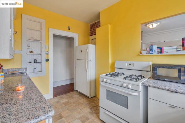 5537 Claremont Ave, Oakland CA: https://media.crmls.org/mediaz/02cd0a19-5999-4182-adc8-b2fafca6e386.jpg