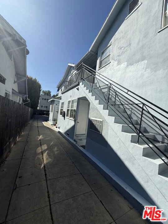 6640 Leland Way, Los Angeles CA: https://media.crmls.org/mediaz/02cde183-4d9b-4118-a148-4993e5afe625.jpg