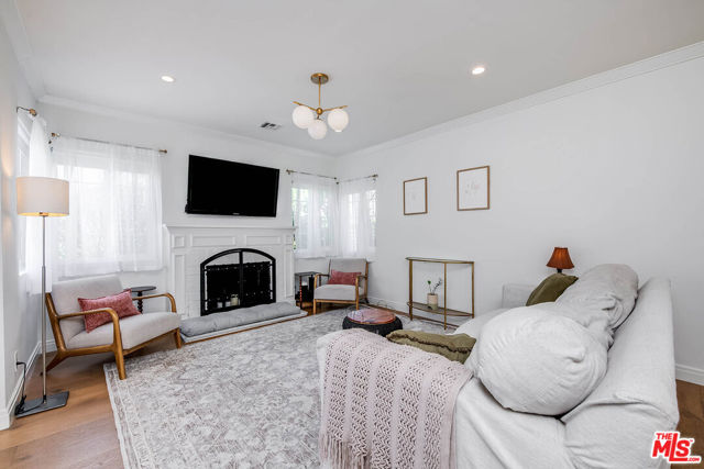 14716 Killion Street photo 4