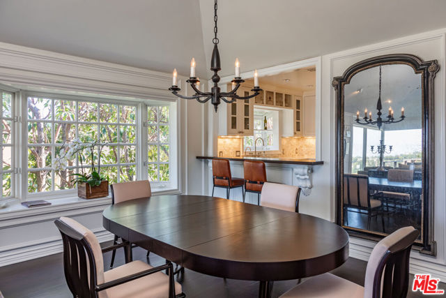 1612 Gilcrest Drive, Beverly Hills CA: https://media.crmls.org/mediaz/02ce2099-6e5f-49b2-8e45-6db1af0d63fe.jpg