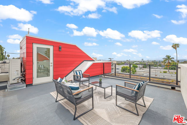 1202 N Orange, West Hollywood CA: https://media.crmls.org/mediaz/02cea2df-9bac-4221-ba20-872adacaccf0.jpg