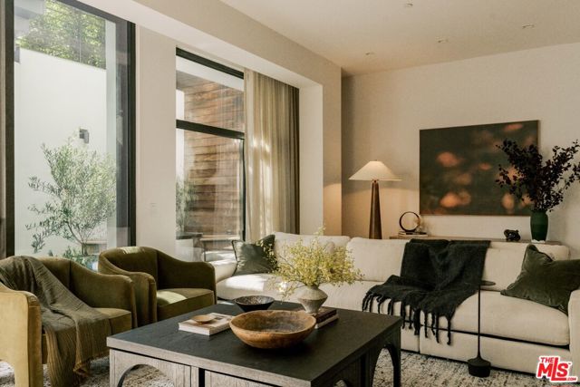 702 N Doheny Drive, West Hollywood CA: https://media.crmls.org/mediaz/02ceb5b3-8d02-4803-a45d-b5c82e3b088d.jpg