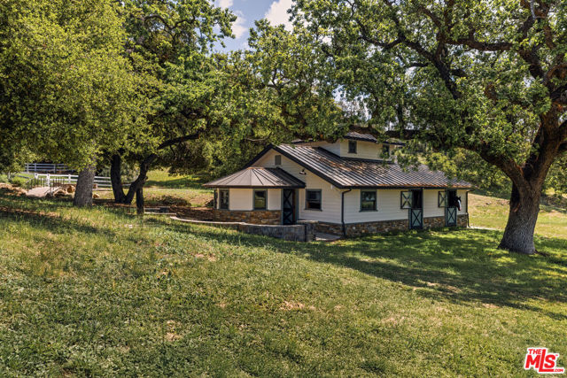 1697 W Potrero Road, Westlake Village CA: https://media.crmls.org/mediaz/02d089d3-b4a4-464c-82de-2142787603f1.jpg