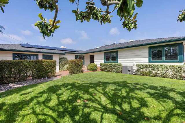 951 Skylark Dr, La Jolla CA: https://media.crmls.org/mediaz/02d2a056-2b3b-4baa-9ada-370ba59572c3.jpg