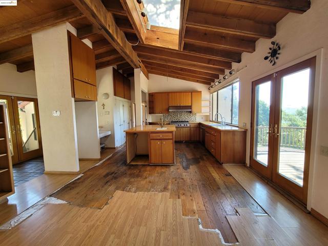 40 Hilldale Ct, Orinda CA: https://media.crmls.org/mediaz/02d3231f-c97a-4a54-898e-863806967c13.jpg