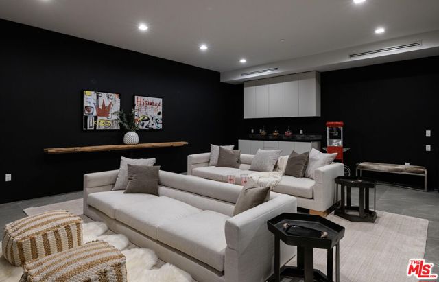 633 N Crescent Heights Boulevard, Los Angeles CA: https://media.crmls.org/mediaz/02d39a4c-45fc-4eb5-99ff-df93db920a59.jpg