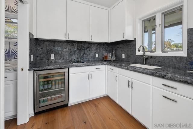 7505 Pepita Way, La Jolla CA: https://media.crmls.org/mediaz/02d423e2-0fc6-4b88-8d4c-d71d57dd17c1.jpg