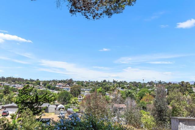 252 Santa Clara Dr, Vista CA: https://media.crmls.org/mediaz/02d4ec09-4772-4a93-8c0d-3807c8220348.jpg
