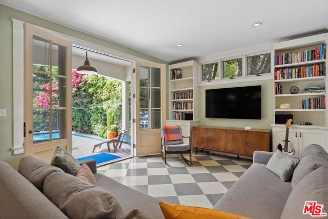 813 Crestmoore Place, Venice CA: https://media.crmls.org/mediaz/02d5705f-80c3-4629-9d9b-467e1a0ce5c7.jpg