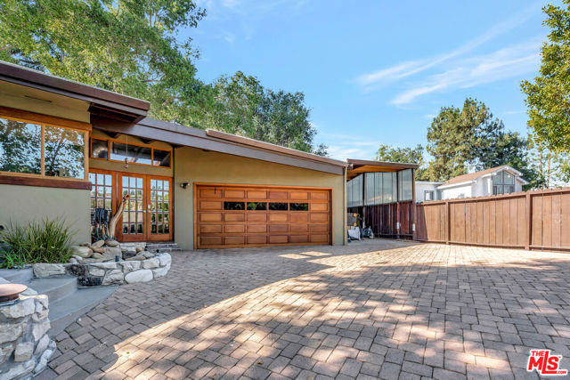 15511 Woodcrest Drive, Sherman Oaks CA: https://media.crmls.org/mediaz/02d5a9c1-1a46-4c8a-bb77-19209dbef30e.jpg