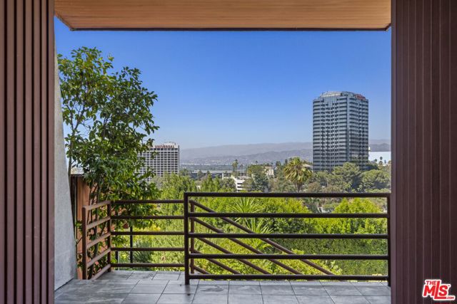 3740 Multiview Drive, Los Angeles CA: https://media.crmls.org/mediaz/02d5fc3b-09a1-412b-beb0-f112b5a94896.jpg